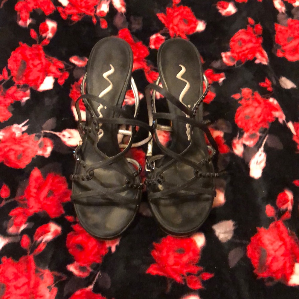 Nina size 7 in black high heels perfect for a party dress